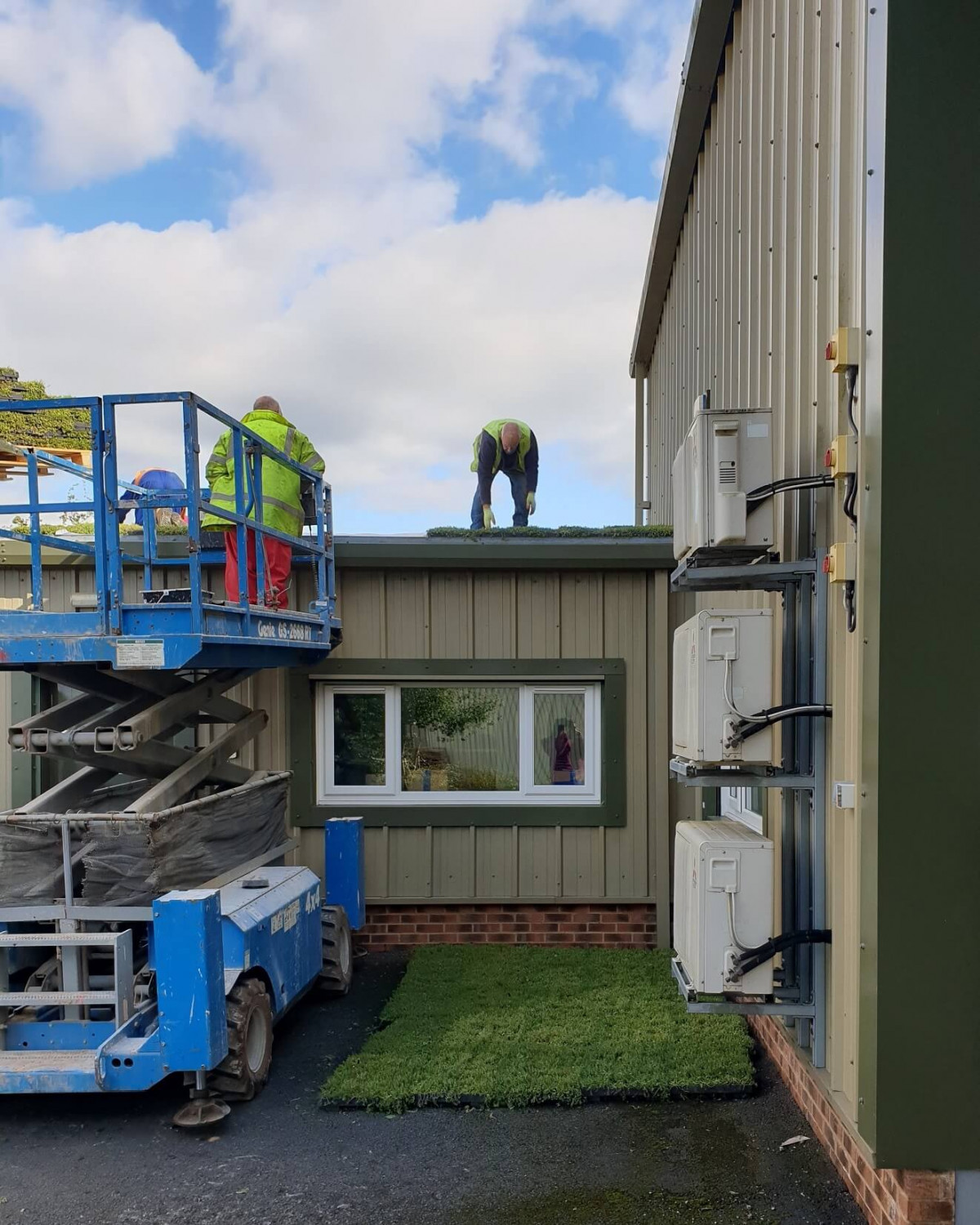 Laying Sedum Green Roof Laying Sedum Green Roof