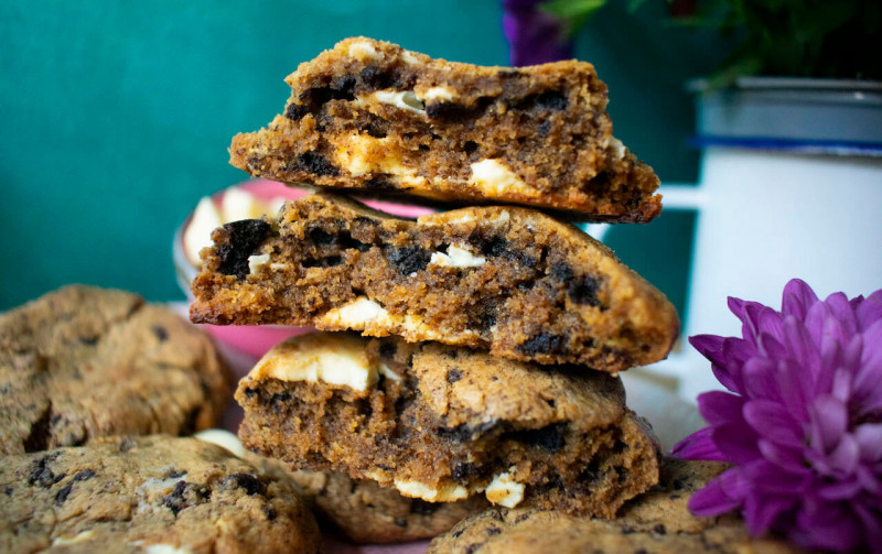Vanilla, White Chocolate and Oreo NYC style Cookies Recipe