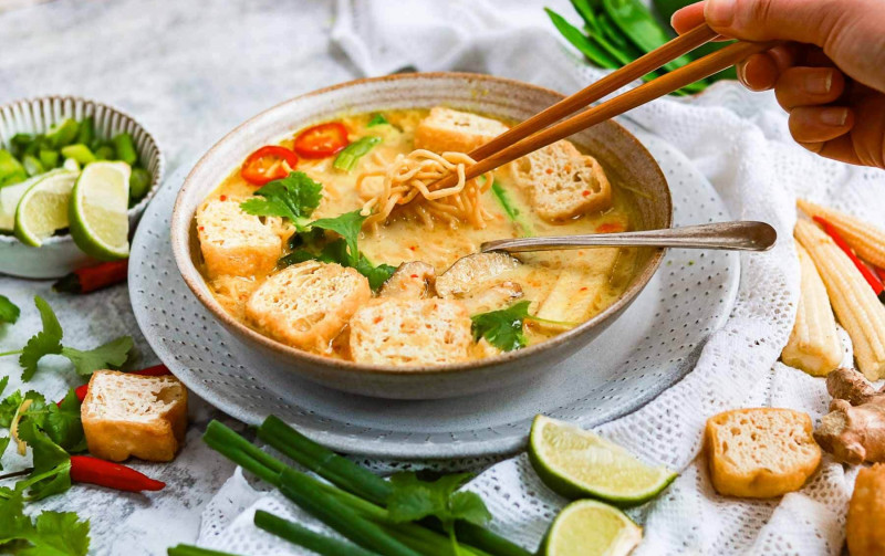 Vegan Laksa Noodle Soup Recipe with Tofu Puffs